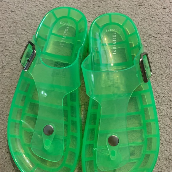Woman’s lime green sandals - Picture 3 of 4